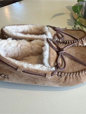UGG Women’s Dakota Moccasin Slippers Size 7 Chestnut Suede Sheepskin Lined